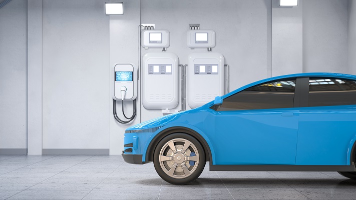 Ladeinfrastruktur für Elektroautos in moderner Tiefgarage eines Mehrfamilienhaus